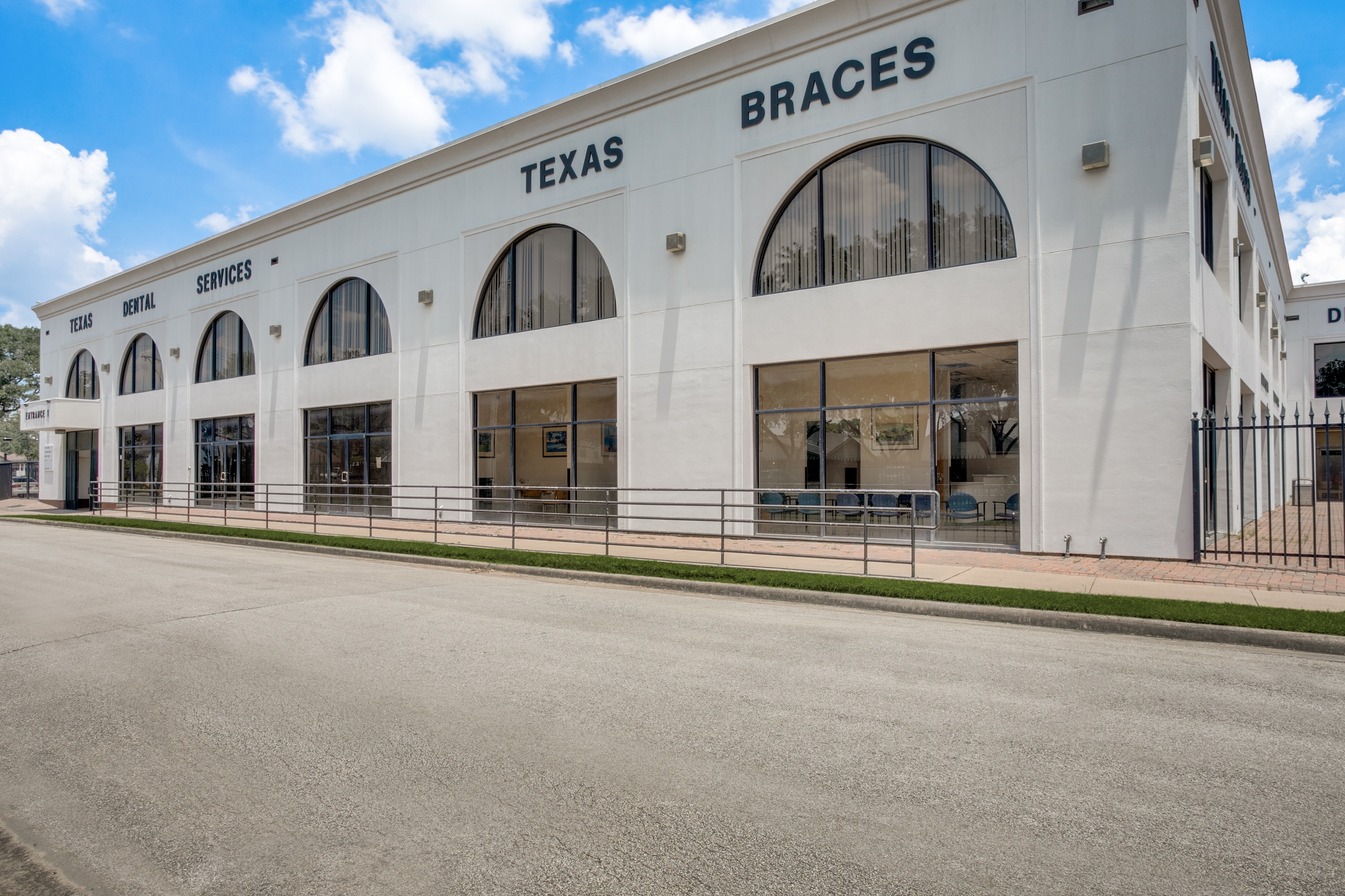 Abogado Aly Houston,  Office