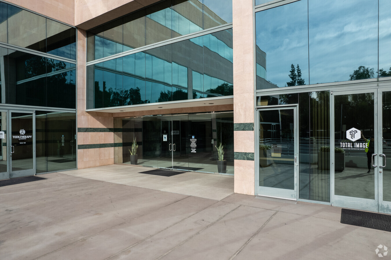 Law Offices Of Manuel H. Miller Woodland Hills, CA Office